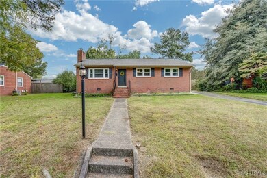 View of front facade featuring a front yard