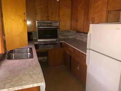 730 S Monroe St, Hugoton, KS 67951 - photo 4