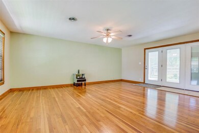 1705 E Garnett St, Gainesville, TX 76240 - photo 3