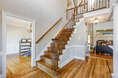 Beautiful hardwoods, neutral tones & elegant crown