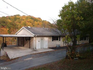 139 Rockwell St, Berkeley Springs, WV 25411 - photo 4