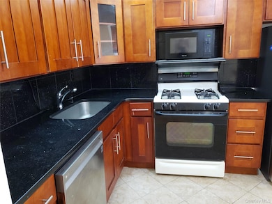 12-30 Estates Ln unit 2, Bayside, NY 11360 - photo 5