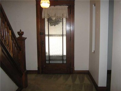 Entry/Foyer.