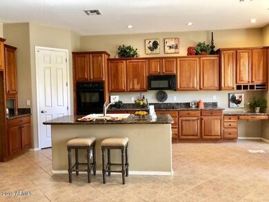 Raymond-Lynx Staging kitchen