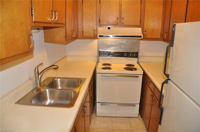 1608 W Northwest Blvd unit E, Winston Salem, NC 27104 - photo 3