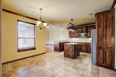Kitchen eating area with island, tasteful backspla