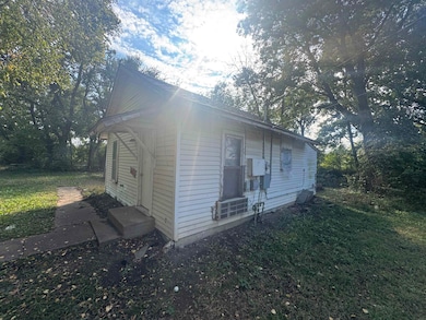 1603 Mansfield St, Winfield, KS 67156 - photo 4