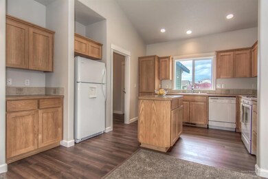 1731 NW Jackpine Ave, Redmond, OR 97756 - photo 4