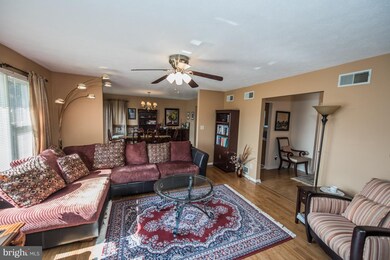 685 Old Mill Manor Dr, Berkeley Springs, WV 25411 - photo 3