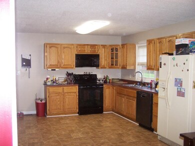 2214 Lauderdale Dr, Johnson City, TN 37601 - photo 4