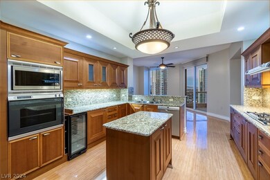 STATE OF THE ART CHEF'S KITCHEN WITH GAS COOKTOP,