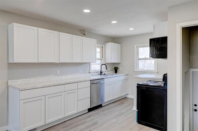 926 1st St N, Newton, IA 50208 - photo 5