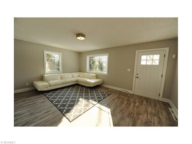 Modern/Updated Living Room When you Walk in!