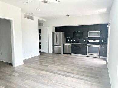 Kitchen with appliances with stainless steel fini