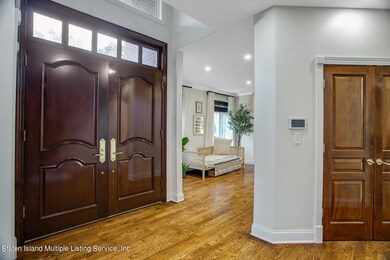 Grymes Hill Foyer