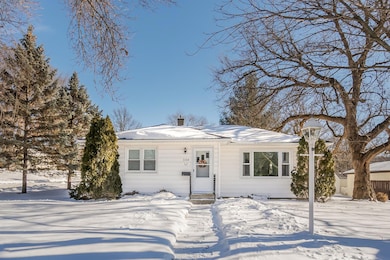 2104 Victory Dr, Cedar Falls, IA 50613 - photo 2