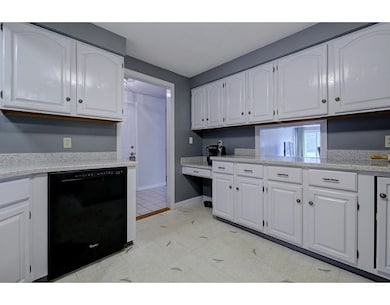 70 Walden Pond Dr unit 70, Nashua, NH 03064 - photo 3