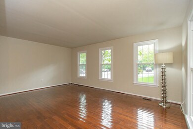 11516 Pine Cone Ct, Reston, VA 20191 - photo 6