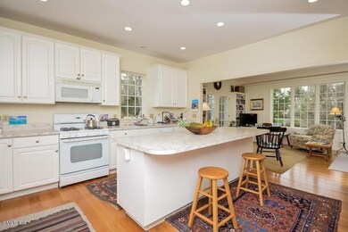 012-Kitchen-921105-mls