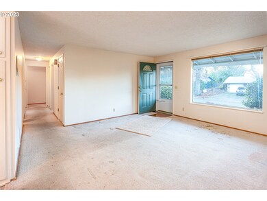 Living Room/Entrance