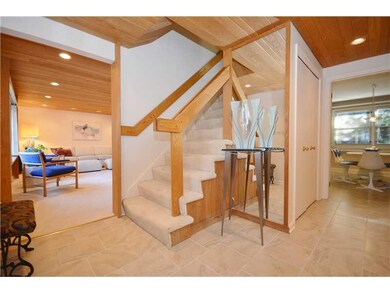 Entry/Foyer.