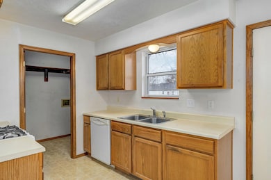 541 Travis St, Marshfield, MO 65706 - photo 7