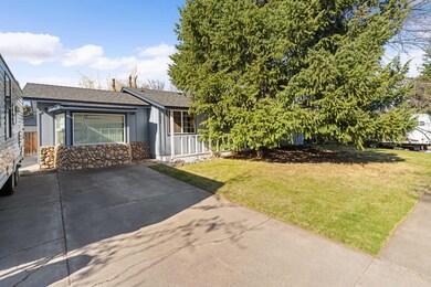 1220 NE Hollinshead Dr, Bend, OR 97701 - photo 2