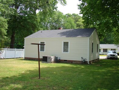 915 Oakley Ave, Roanoke Rapids, NC 27870 - photo 3