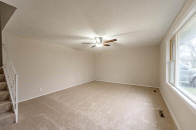 131 Ensenada Dr, Carpentersville, IL 60110 - photo 2