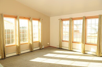 Living room & amazing Pillar Mnt. views