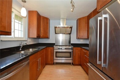Wow kitchen w/ SS appliances & granite counters