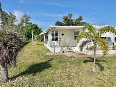 Manufactured / mobile home featuring a front yard