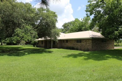 8112 Banker St, Needville, TX 77461 - photo 2