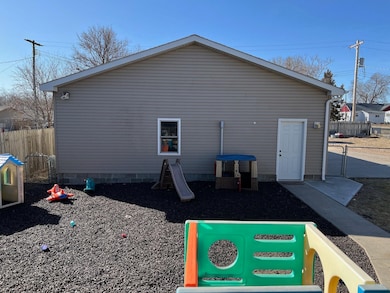 117 W 3rd Ave, Holdrege, NE 68949 - photo 4