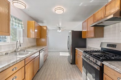 250 NE Savage St, Grants Pass, OR 97526 - photo 2