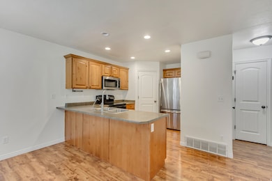 8121 N Plum Creek Cir, Eagle Mountain, UT 84005 - photo 7