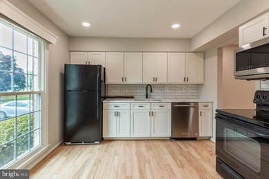 9961 Longford Ct, Vienna, VA 22181 - photo 6