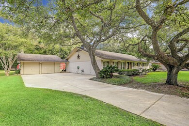 401 S Shadowbend Ave, Friendswood, TX 77546 - photo 2