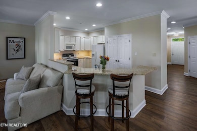eat-in kitchen