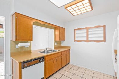 14038 N Thunderbird Blvd, Sun City, AZ 85351 - photo 5