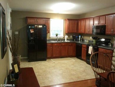 Kitchen - Spacious, functional kitchen w/custom ca