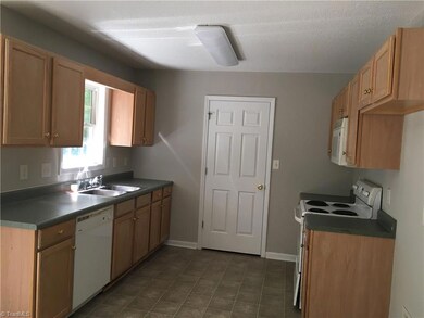 313 Hubbard St, Reidsville, NC 27320 - photo 3