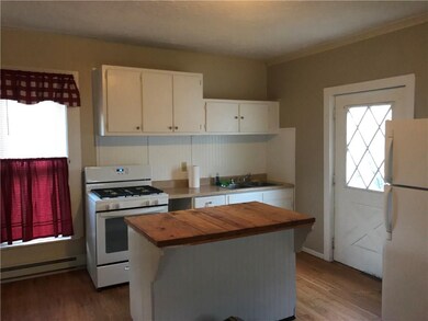 good sized eat-in kitchen