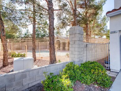SUPER CONVENIENT TO COMMUNITY POOL NEXT DOOR!