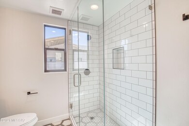 1526 E Waverly St-16