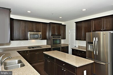 7211 Autumn Blaze Ct, Clinton, MD 20735 - photo 3