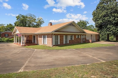 916 E Houston Ave, Crockett, TX 75835 - photo 2