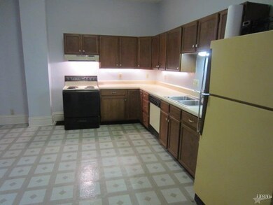 In this large eat-in kitchen, you can prepare a 7-