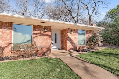 1328 W Redbud Dr, Hurst, TX 76053 - photo 4