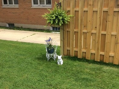 914 Charles St, Aurora, IL 60506 - photo 2